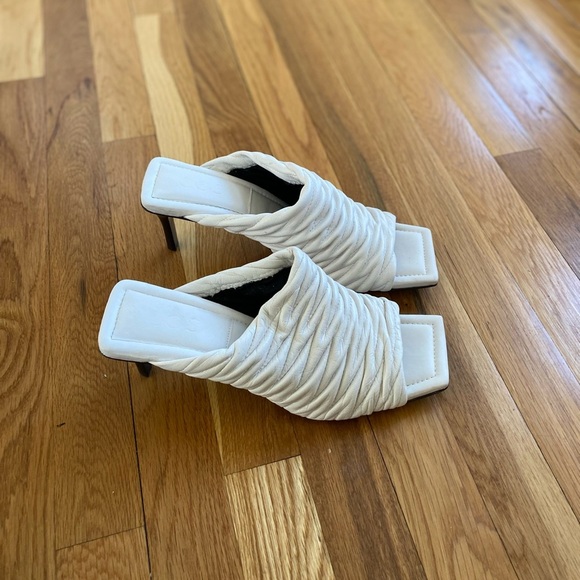 COS Women's Ivory Kitten Heel Mules Slides Shoes Sz 9.5 41 $250 Slip On - Picture 1 of 10